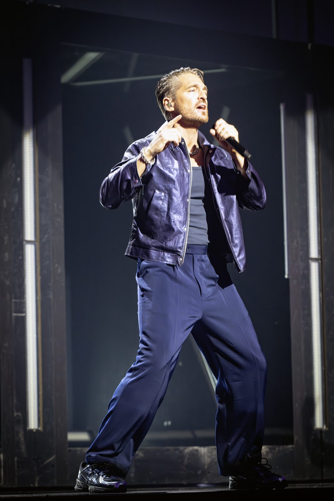 Dhani Lennevald performing on stage in 2026